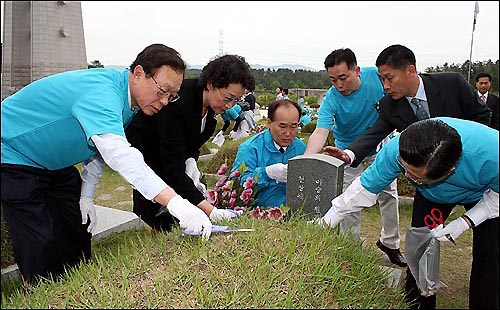 한나라당은 18일 박근혜 대표 등이 기념식에 참석한 이후 충장로에서 지방선거 첫 거리유세를 벌인 예정이다. 앞서 12일 한나라당 박희태 부의장 등은 5.18묘지를 찾아 정화작업을 벌였다 